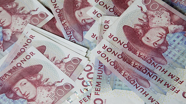 Massa svenska femhundralappar. Flera tusen svenska kronor.